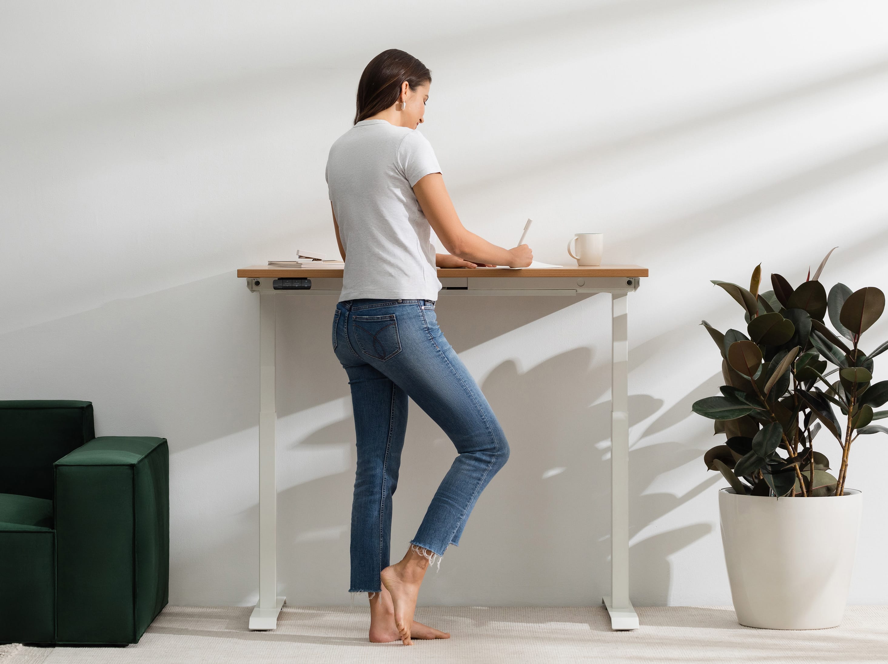 Studio standing desk - natural